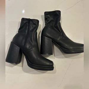 STEVE MADDEN black leather platform ankle boots